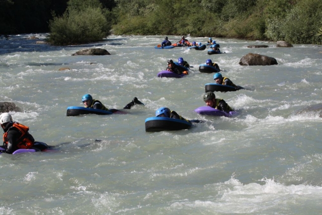  Flotando en el río 